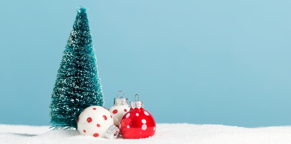 https://paintpower.net/wp-content/uploads/2018/11/christmas-tree-and-little-bauble-ornaments-royalty-free-image-869977210-1541622414.jpg